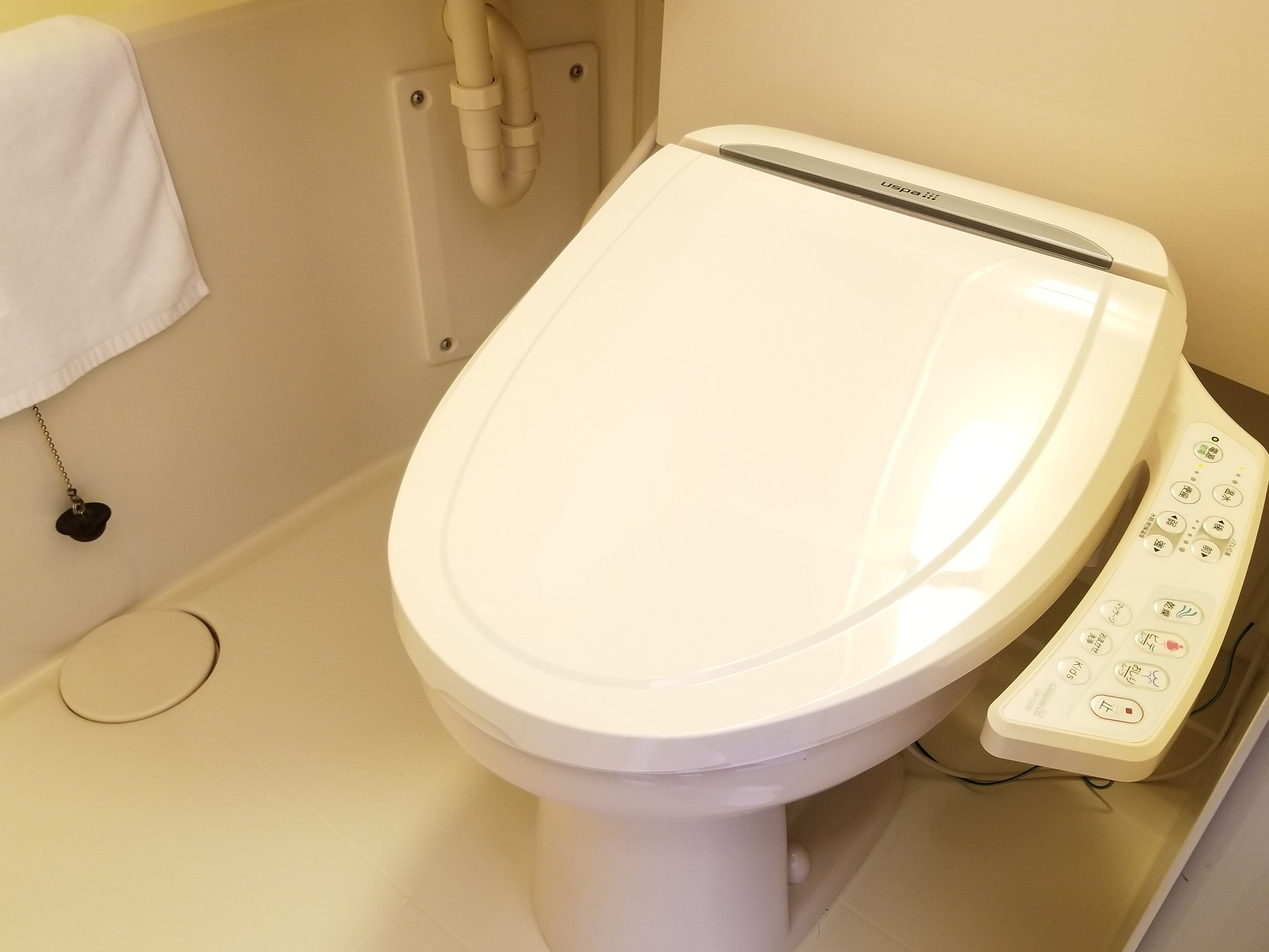 combined shower/bathtub, free toiletries, slippers, electronic bidet