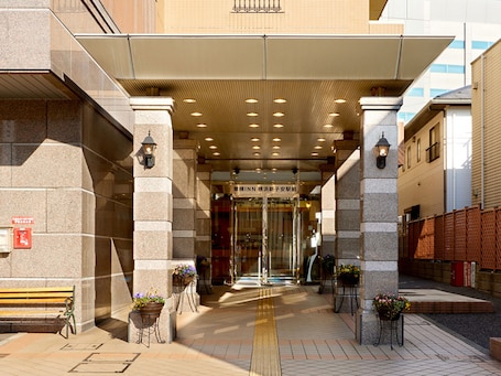 Property entrance. Toyoko Inn Yokohama Shinkoyasu Ekimae