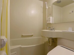 Een bad/douchecombinatie, een toilet met elektronische bidet
