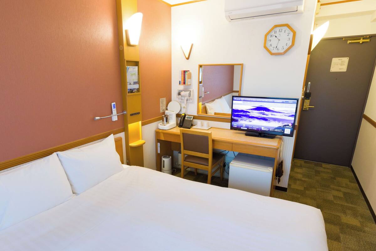 1 bedroom, desk, free wifi