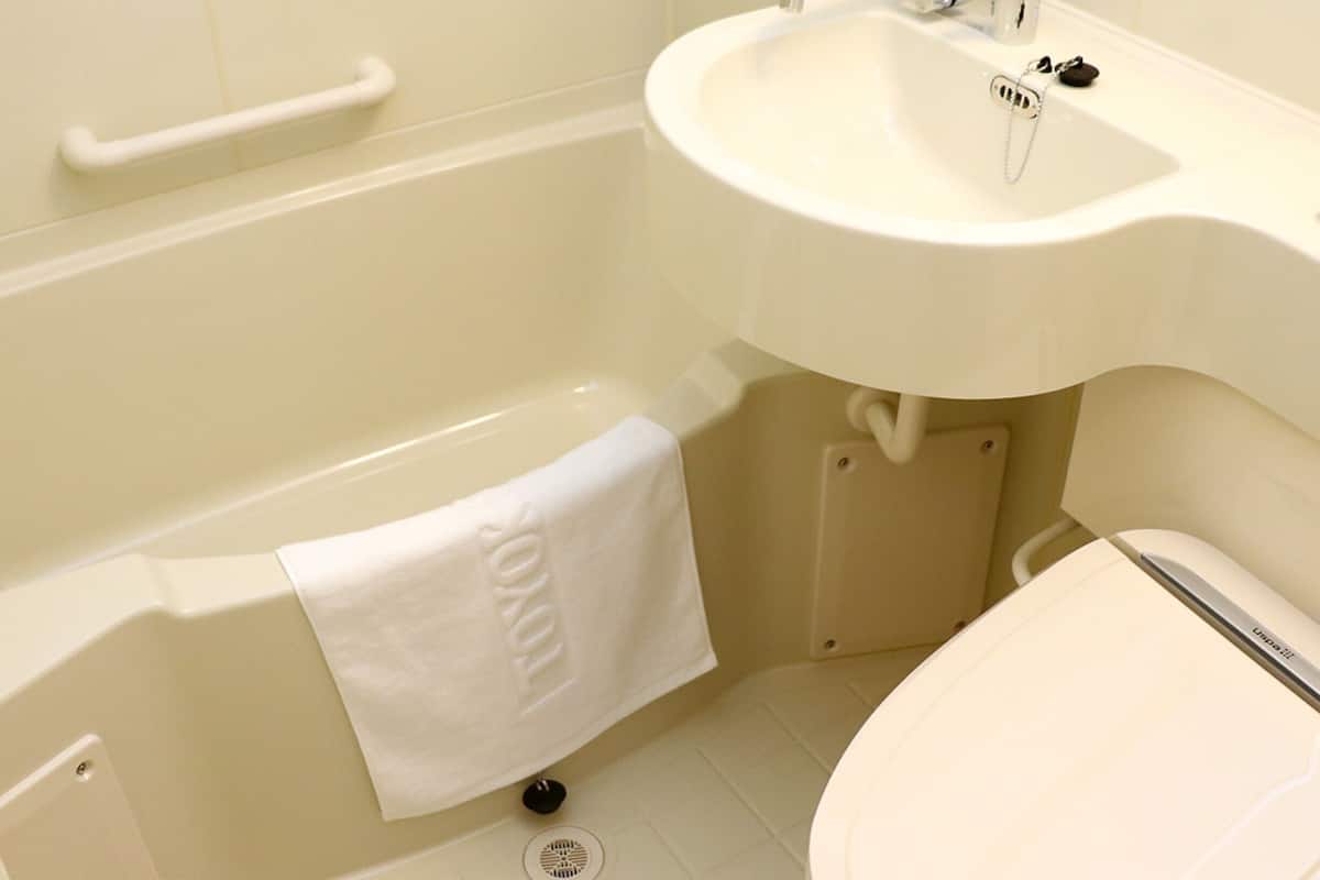 combined shower/bathtub, deep-soaking bathtub, free toiletries