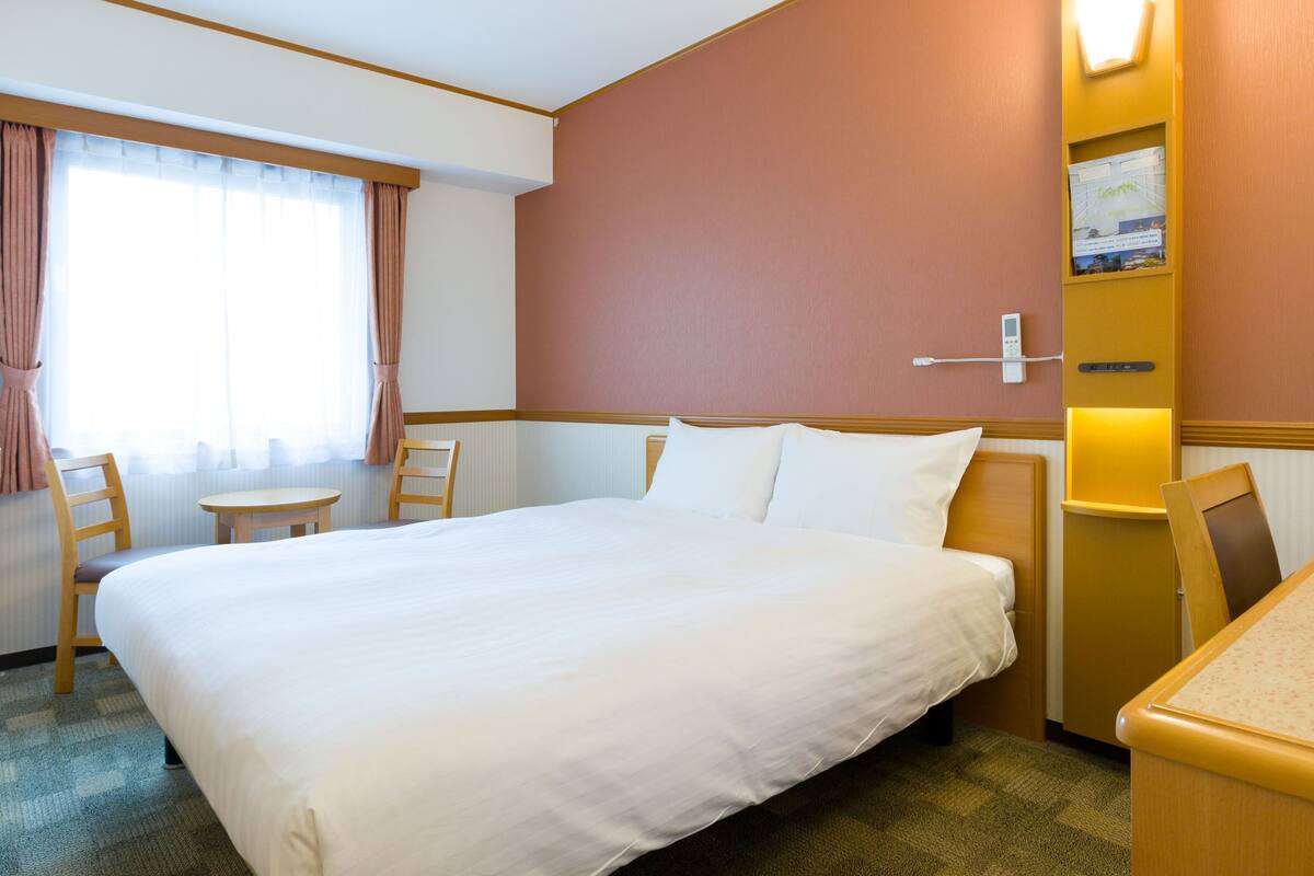Desk, WiFi, bed sheets