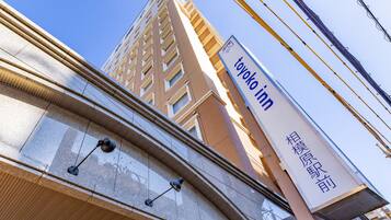 A building with a sign for "Toyoko Inn" and a sign with Japanese characters.