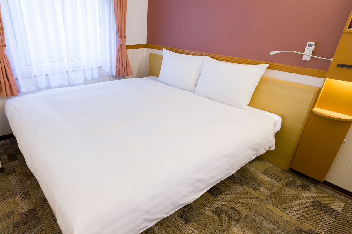 1 bedroom, desk, wifi, bed sheets