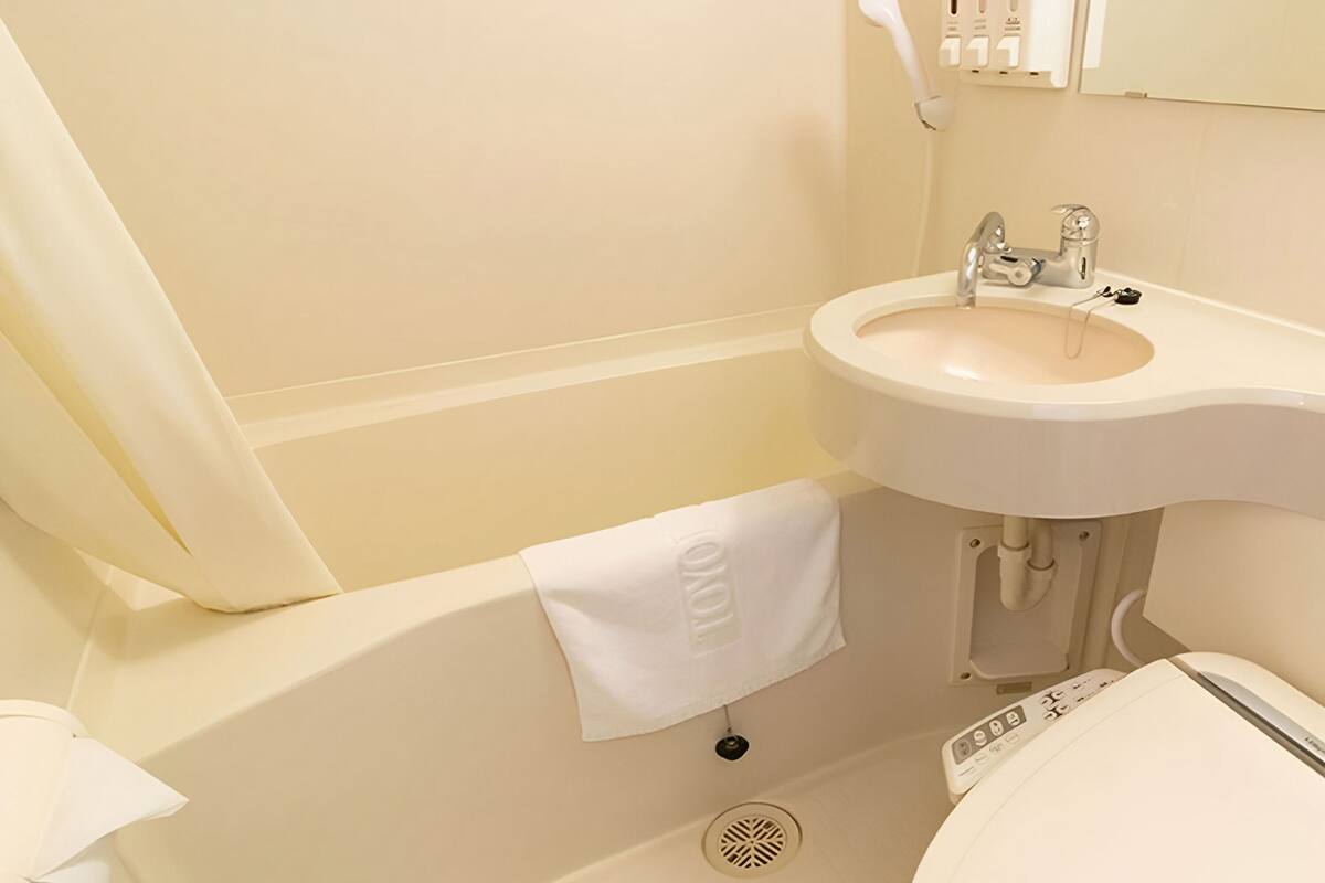 combined shower/bathtub, hair dryer, bathrobes, slippers