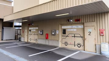 Parking sans voiturier (500 JPY par nuit)