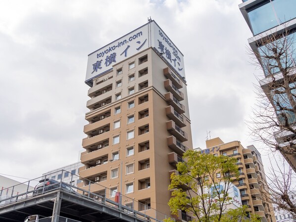 A multi-story building with a sign indicating it is a Toyoko Inn. - Toyoko Inn Hakata-eki Bus Terminal Mae (Fukuoka)
