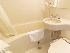 Combined shower/tub, deep soaking tub, free toiletries, hair dryer - Toyoko Inn Kumamoto Ekimae (Kumamoto)