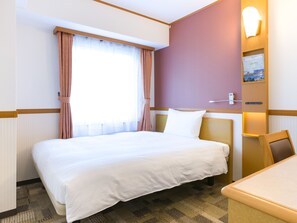 Desk, laptop workspace, free WiFi, bed sheets - Toyoko Inn Tokyo Nihombashi Mitsukoshi Mae A4 (Tokyo)