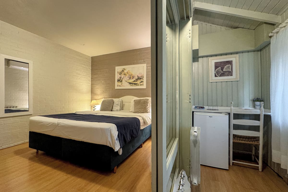 Suite, Balcony | Minibar, desk, blackout drapes, rollaway beds