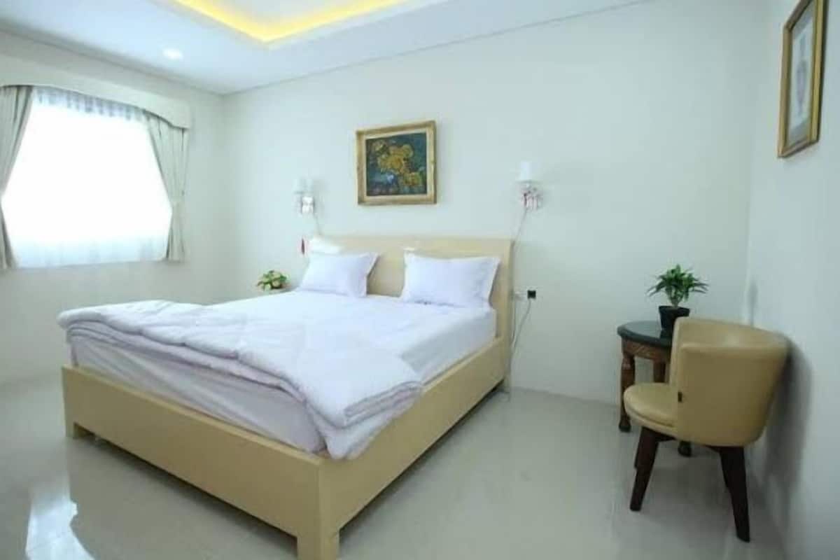 Habitación superior, 1 cama King size | Escritorio, tabla de planchar con plancha, wifi gratis y ropa de cama