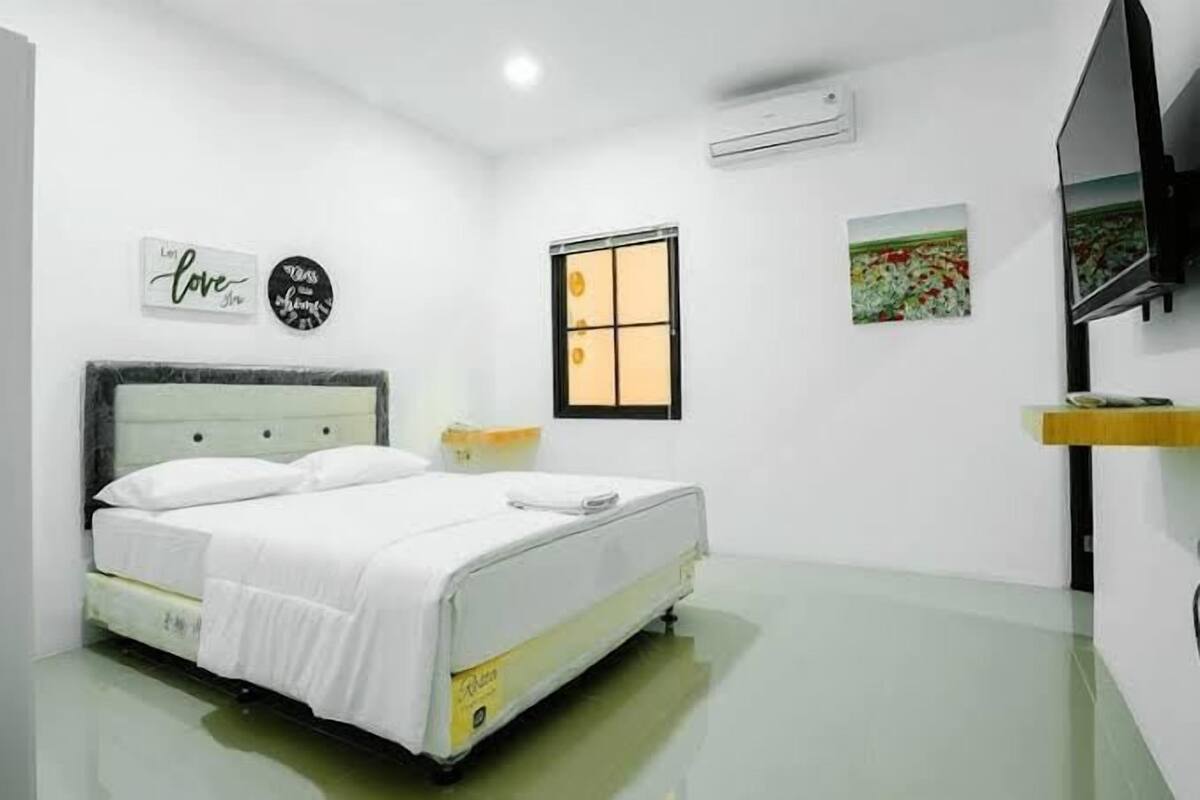 Kamar Deluks, 1 Tempat Tidur Queen | Meja kerja, setrika/meja setrika, Wi-Fi gratis, dan seprai linen