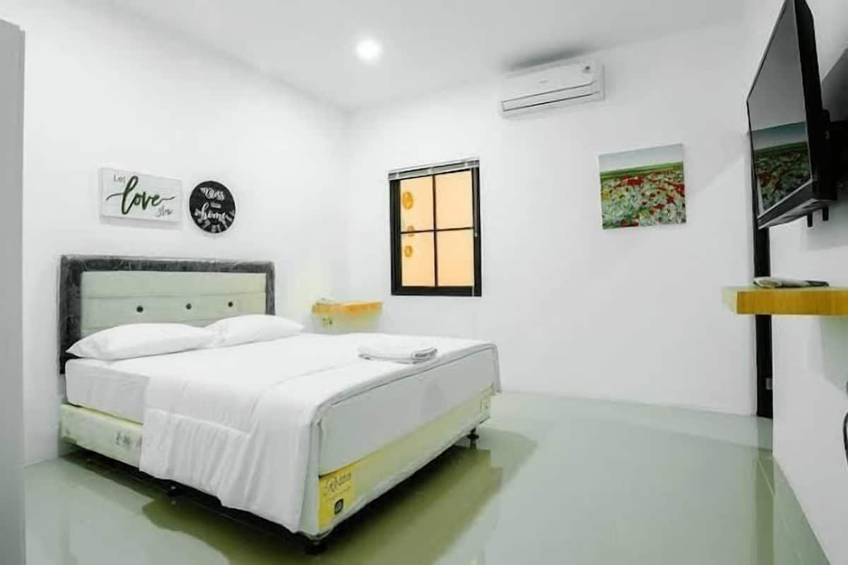 Habitación Deluxe, 1 cama Queen size | Escritorio, tabla de planchar con plancha, wifi gratis y ropa de cama