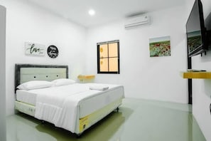 Kamar Deluks, 1 Tempat Tidur Queen | Meja kerja, setrika/meja setrika, Wi-Fi gratis, dan seprai linen