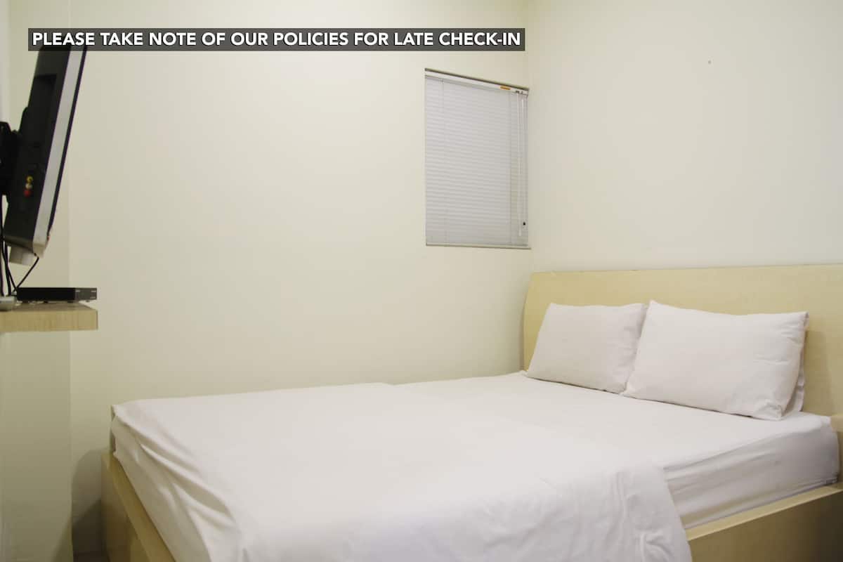 Habitación individual, 1 cama Queen size | Escritorio, tabla de planchar con plancha, wifi gratis y ropa de cama