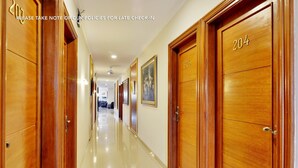 Pasillo de hotel con puertas de madera, números 204 y 206.
