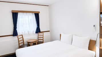 Escritorio, cortinas blackout, wifi gratis y ropa de cama