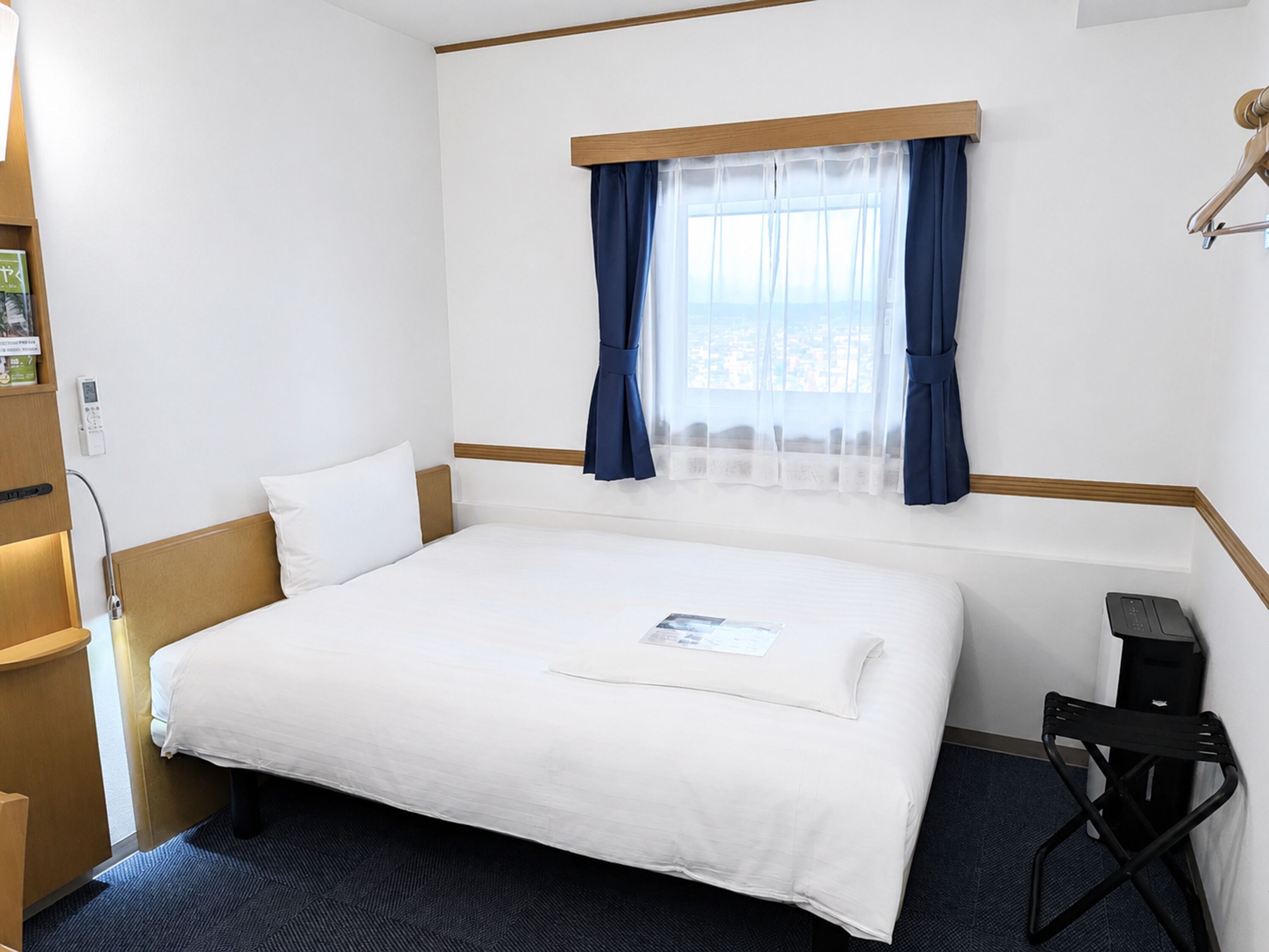 Premium Single Room, Non Smoking | Meja, langsir/tirai gelap terus, Wi-fi percuma, cadar katil 