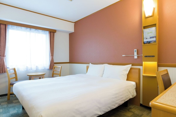 Desk, blackout drapes, free WiFi, bed sheets