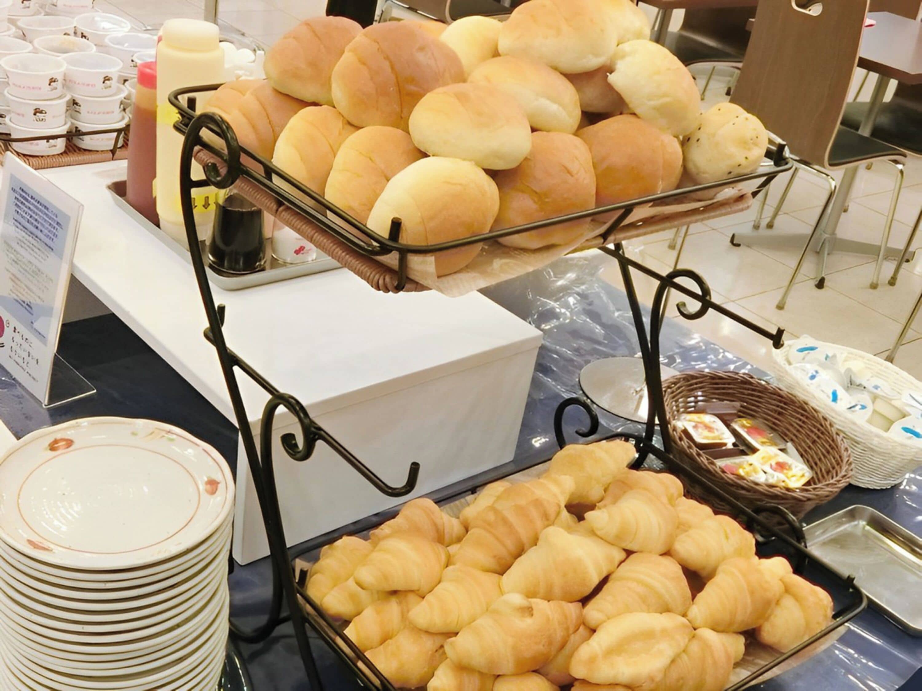 Un buffet proposant des petits pains et des croissants.