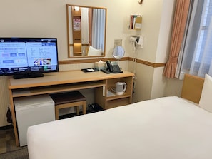 Desk, blackout drapes, iron/ironing board, bed sheets - Toyoko Inn Kagoshima Temmonkan No.2 (Kagoshima)