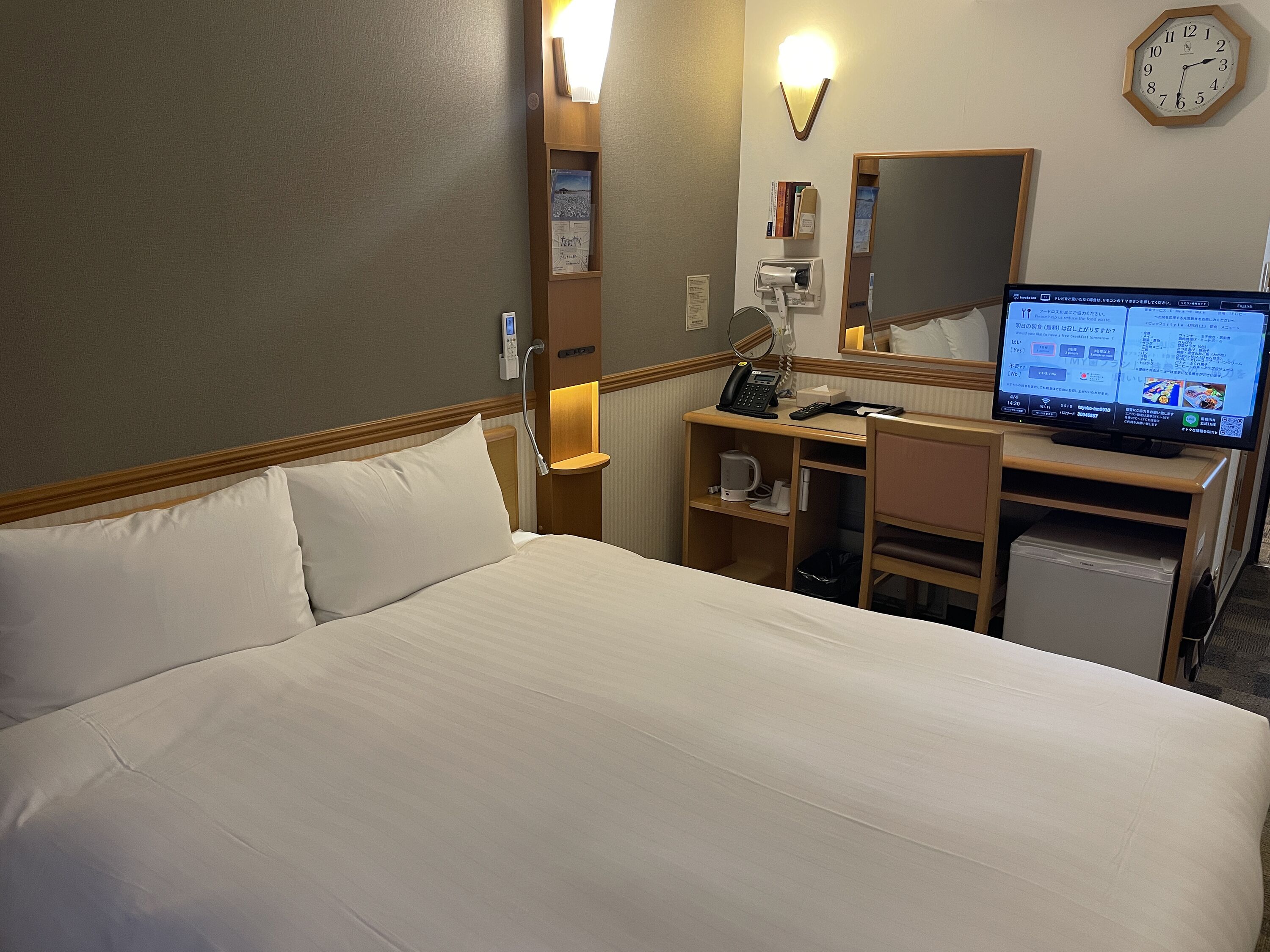 Työpöytä, pimennysverhot, silitysrauta/-lauta, vuodevaatteet