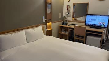 Skrivebord, blendingsgardiner, strykejern/-brett og sengetøy