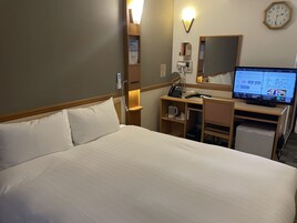 Escritorio, cortinas opacas, tabla de planchar con plancha