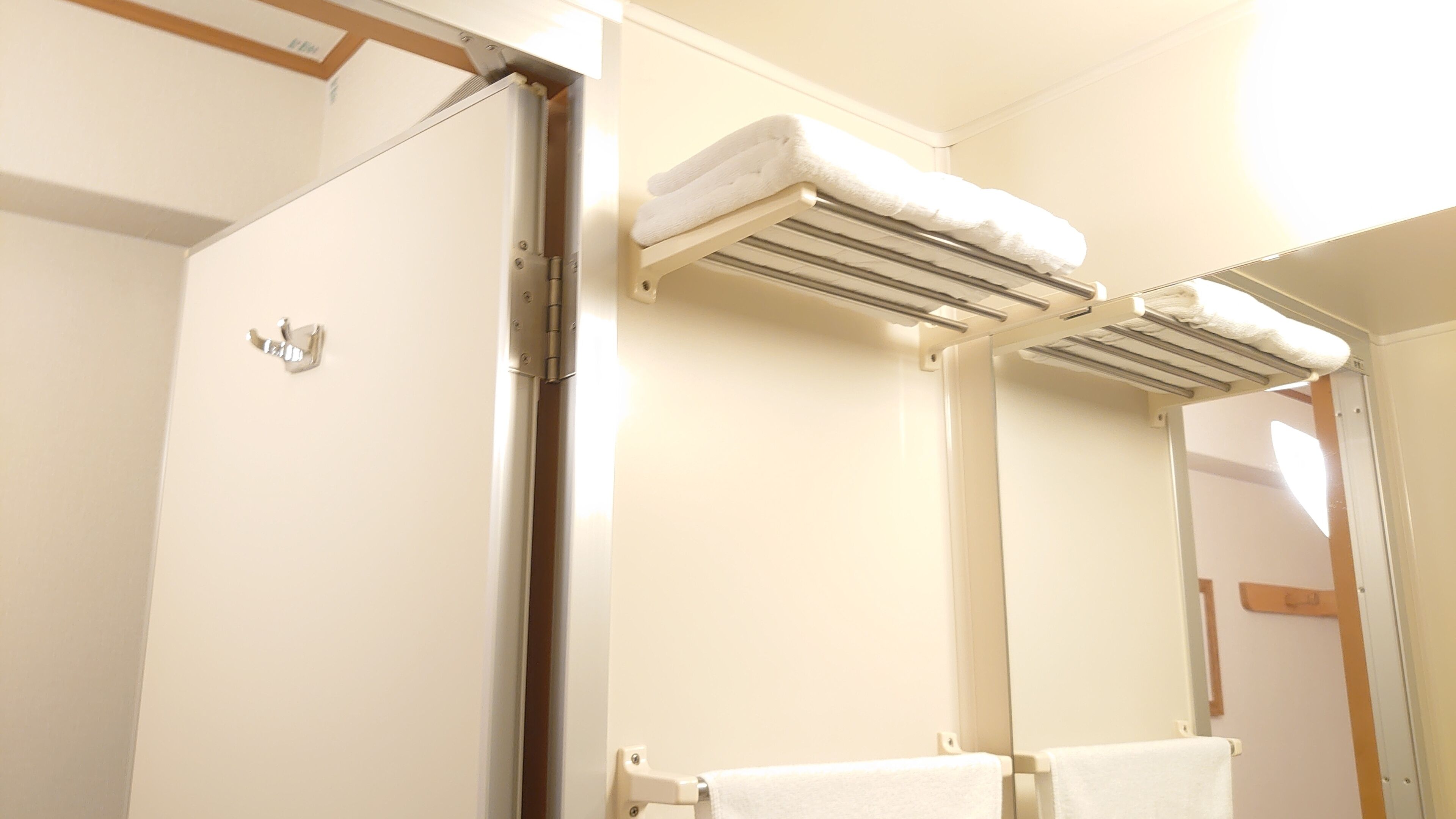 combined shower/bathtub, slippers, electronic bidet, towels