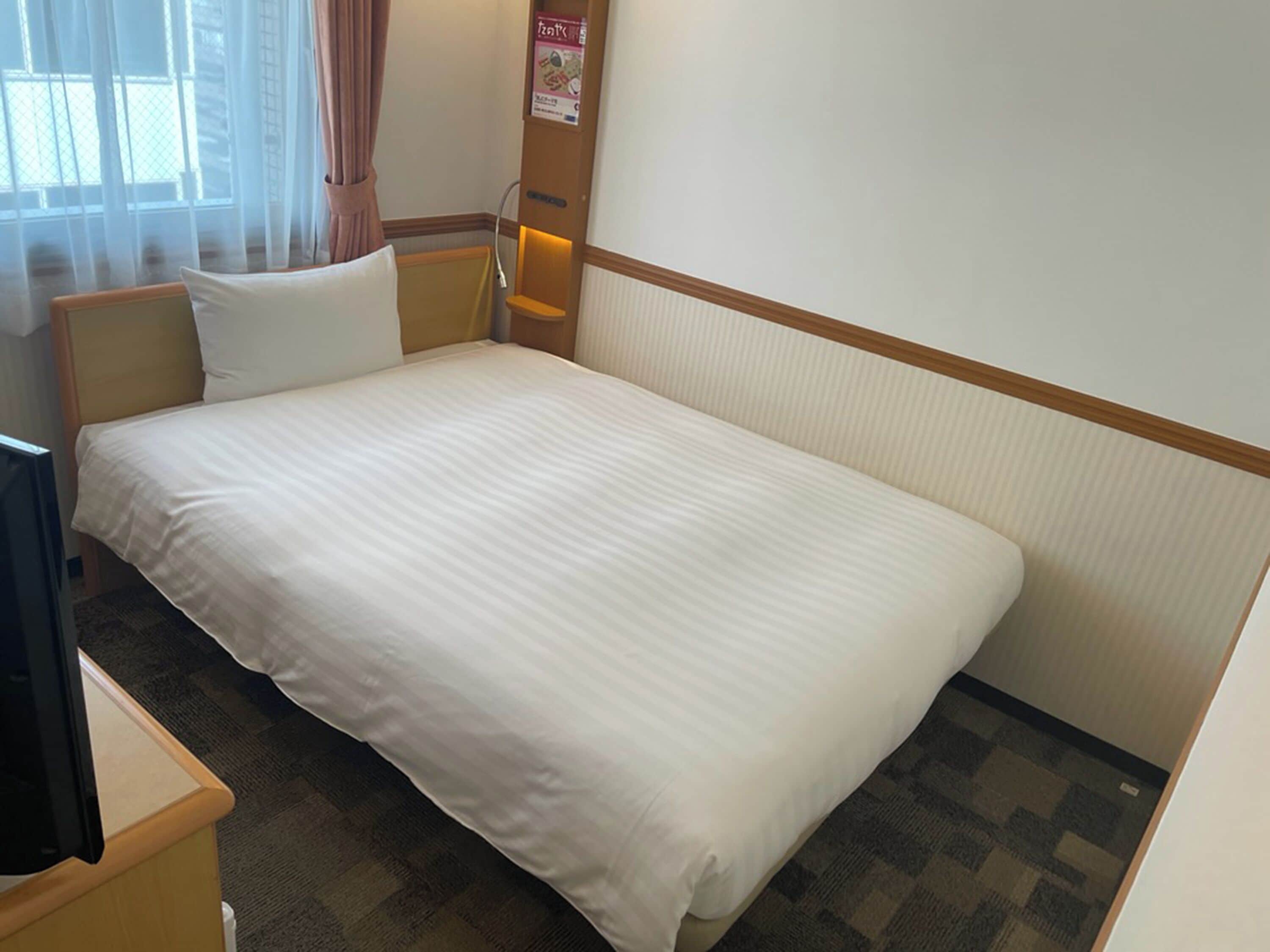 Työpöytä, pimennysverhot, silitysrauta/-lauta, vuodevaatteet