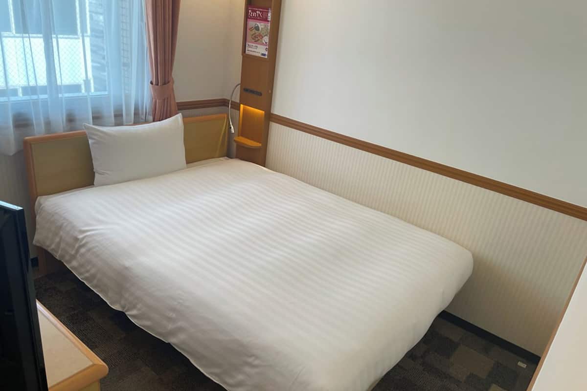 Työpöytä, pimennysverhot, silitysrauta/-lauta, vuodevaatteet