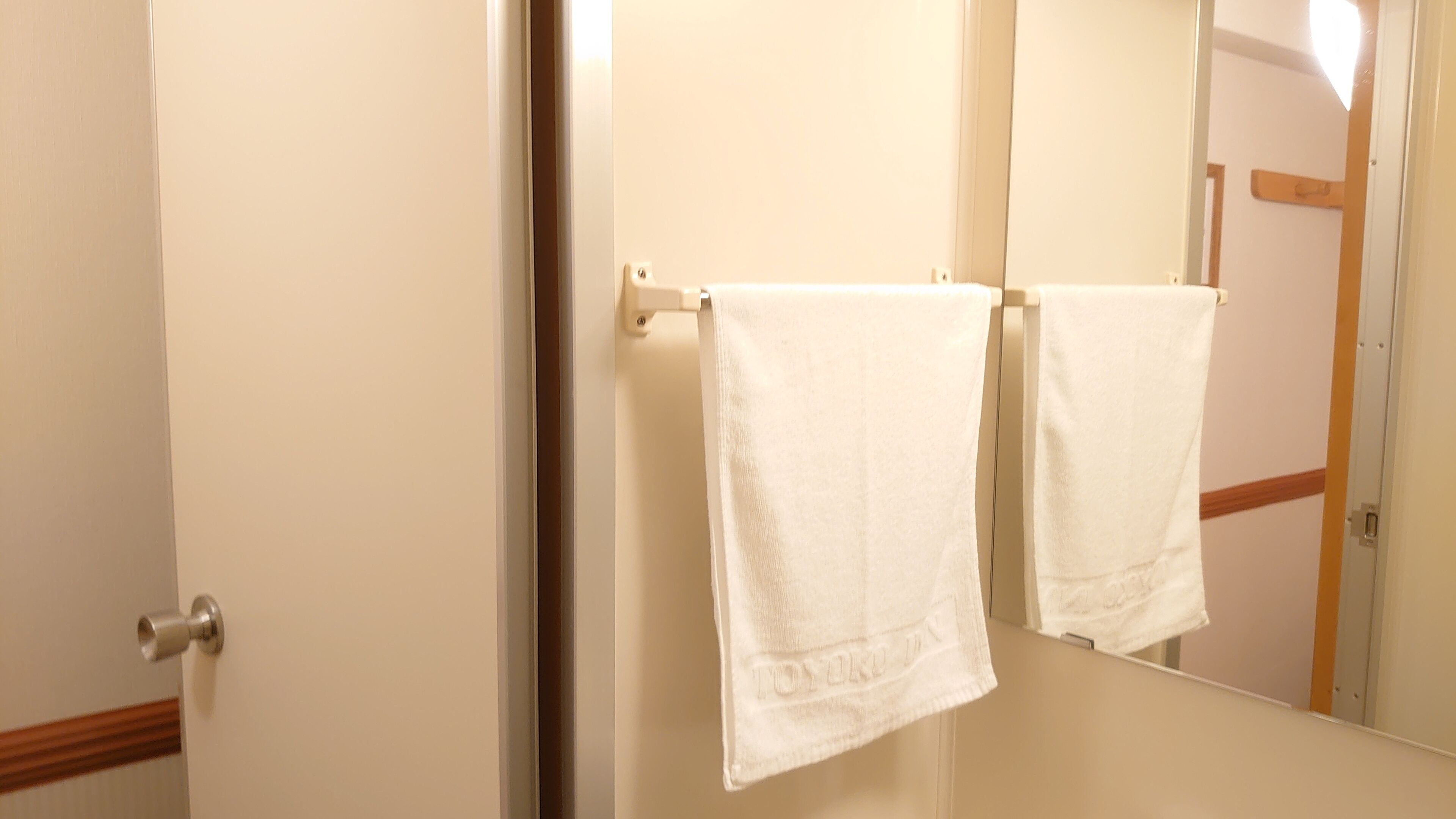 combined shower/bathtub, slippers, electronic bidet, towels