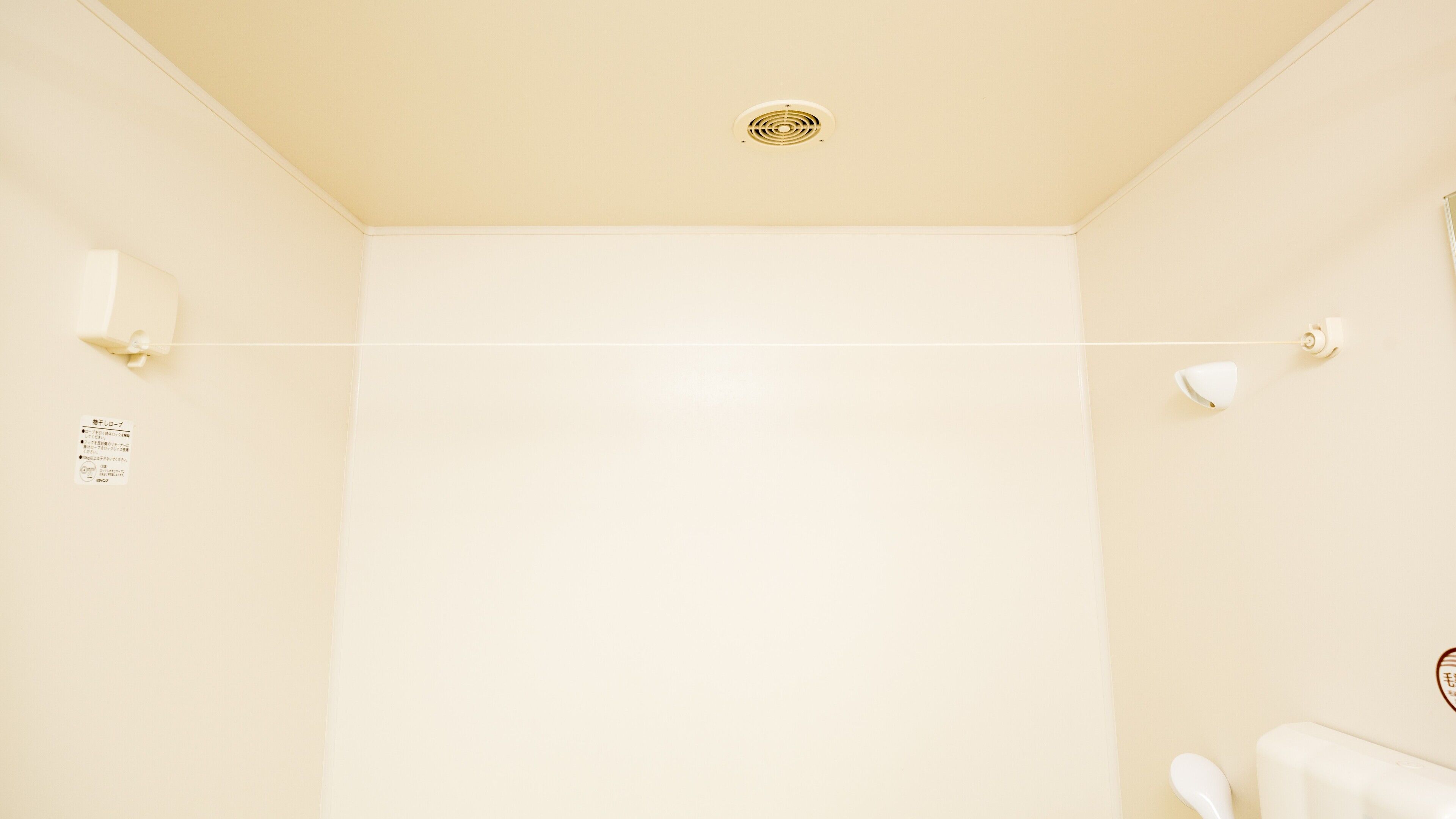 combined shower/bathtub, slippers, electronic bidet, towels