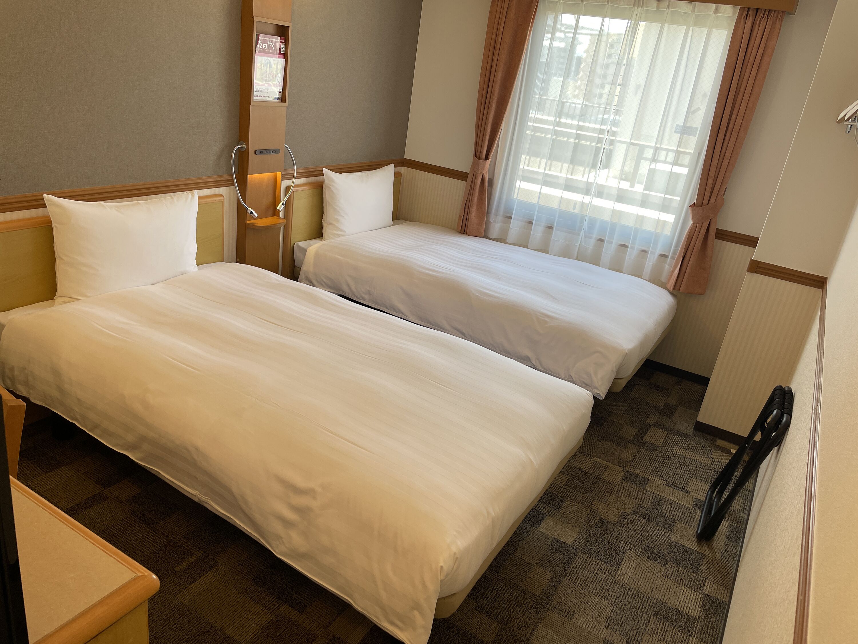 Työpöytä, pimennysverhot, silitysrauta/-lauta, vuodevaatteet