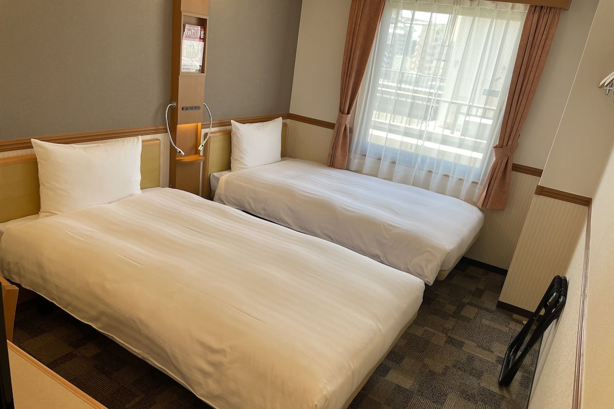 Työpöytä, pimennysverhot, silitysrauta/-lauta, vuodevaatteet