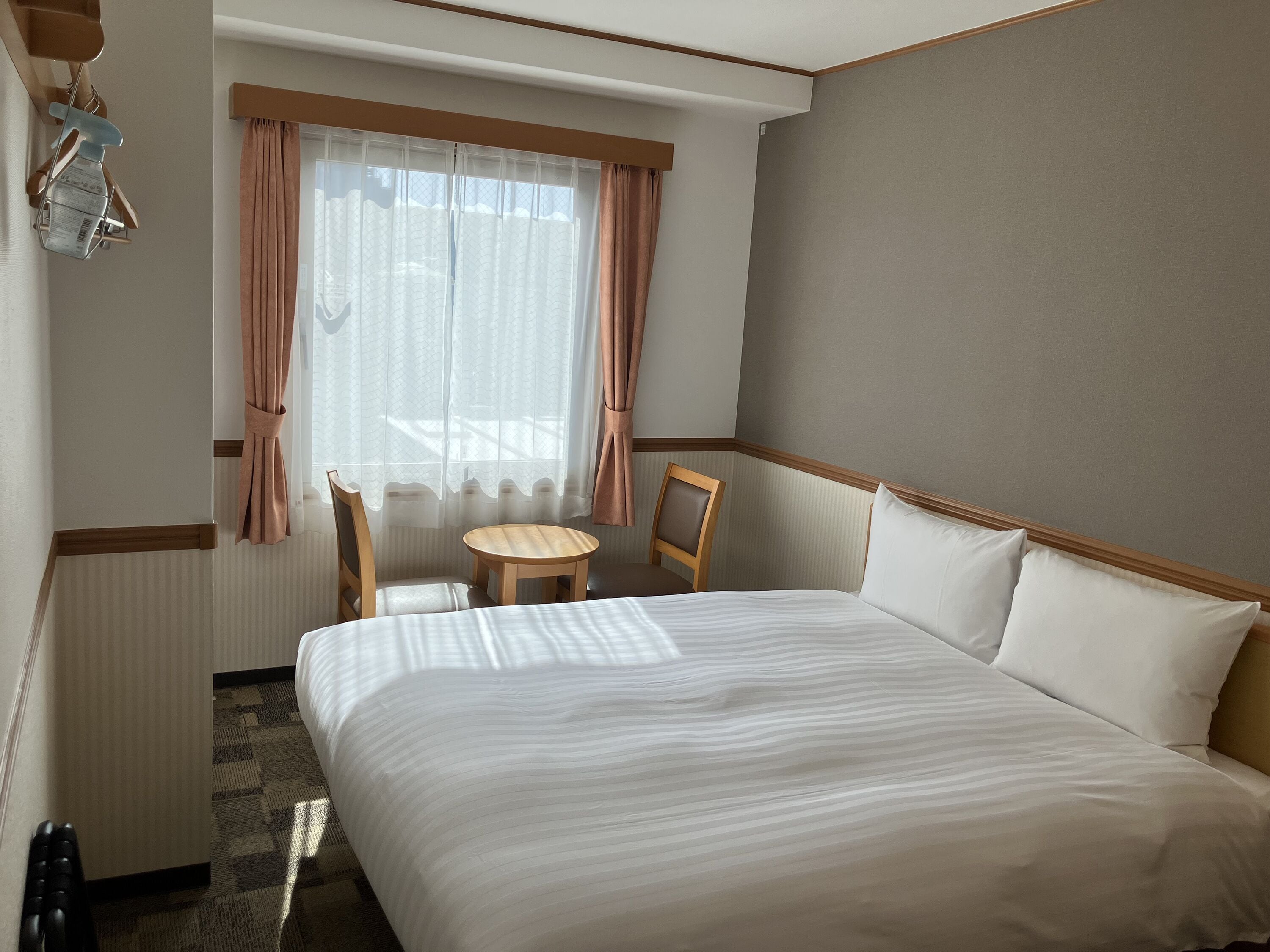 Työpöytä, pimennysverhot, silitysrauta/-lauta, vuodevaatteet