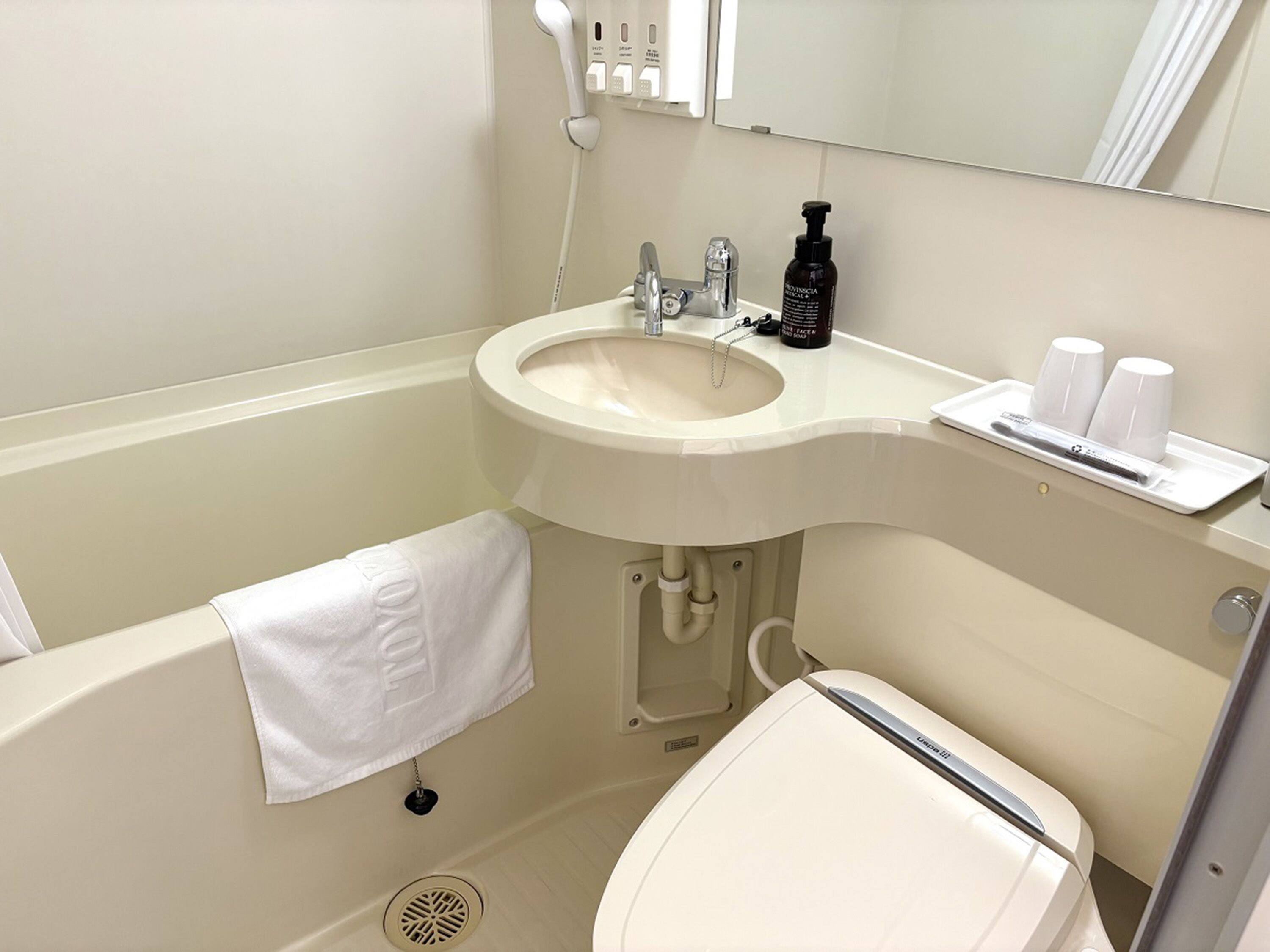 combined shower/bathtub, slippers, electronic bidet, towels