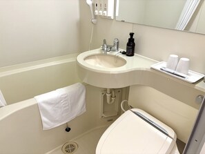 Combined shower/tub, slippers, electronic bidet, towels - Toyoko Inn Wako-shi Ekimae (Wako)
