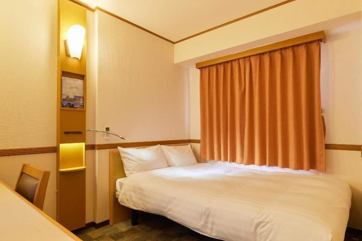 Desk, laptop workspace, free WiFi, bed sheets