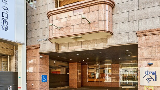 A hotel entrance with a ramp and a sign indicating handicap accessibility. - Toyoko Inn Shin-osaka Chuo-guchi Shinkan (Osaka)