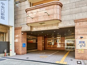 A hotel entrance with a ramp and a sign indicating handicap accessibility. - Toyoko Inn Shin-osaka Chuo-guchi Shinkan (Osaka)