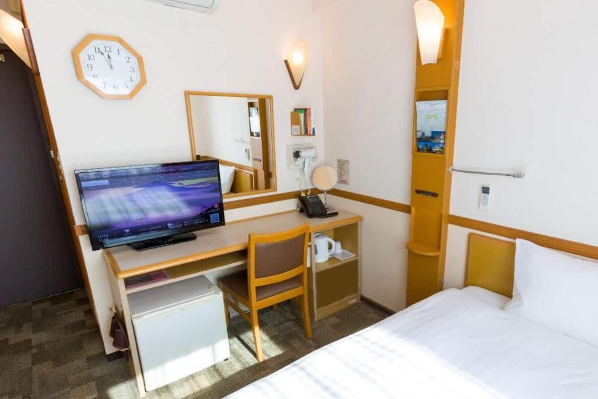 Desk, laptop workspace, free WiFi, bed sheets