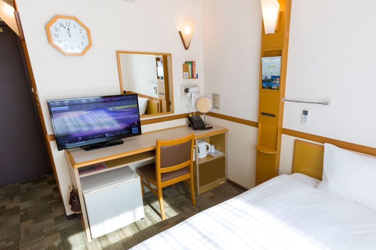 Desk, laptop workspace, free WiFi, bed sheets