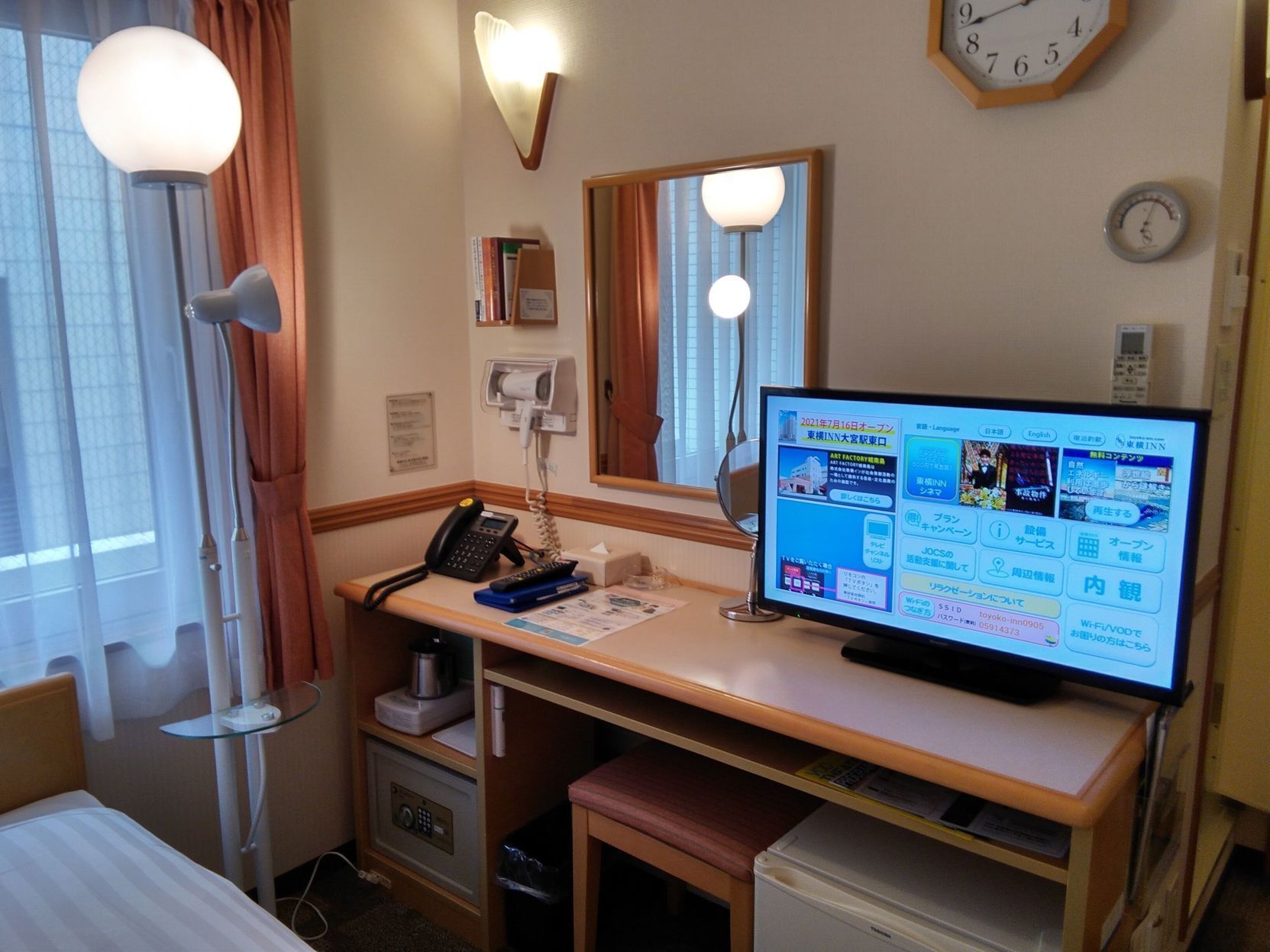 Escritorio, espacio para trabajar con laptop y wifi gratis 