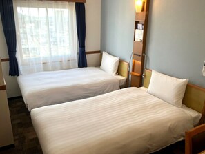 Desk, free WiFi, bed sheets - Toyoko Inn Shin Yamaguchi Station Shinkansen (Yamaguchi)