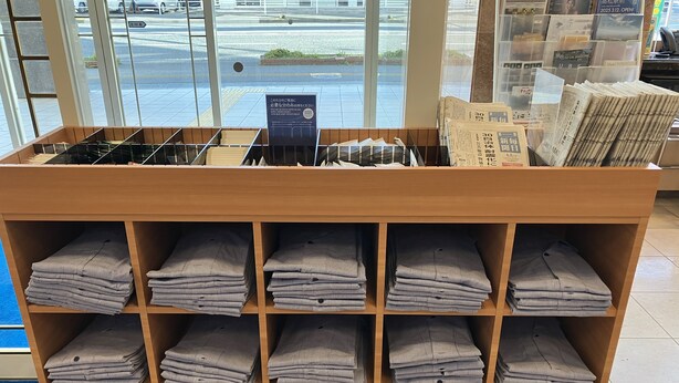 A wooden display with folded shirts and a window view of a street. - Toyoko Inn Shin Yamaguchi Station Shinkansen (Yamaguchi)