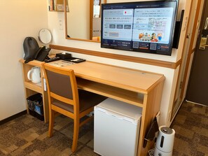 Desk, free WiFi, bed sheets - Toyoko Inn Shin Yamaguchi Station Shinkansen (Yamaguchi)