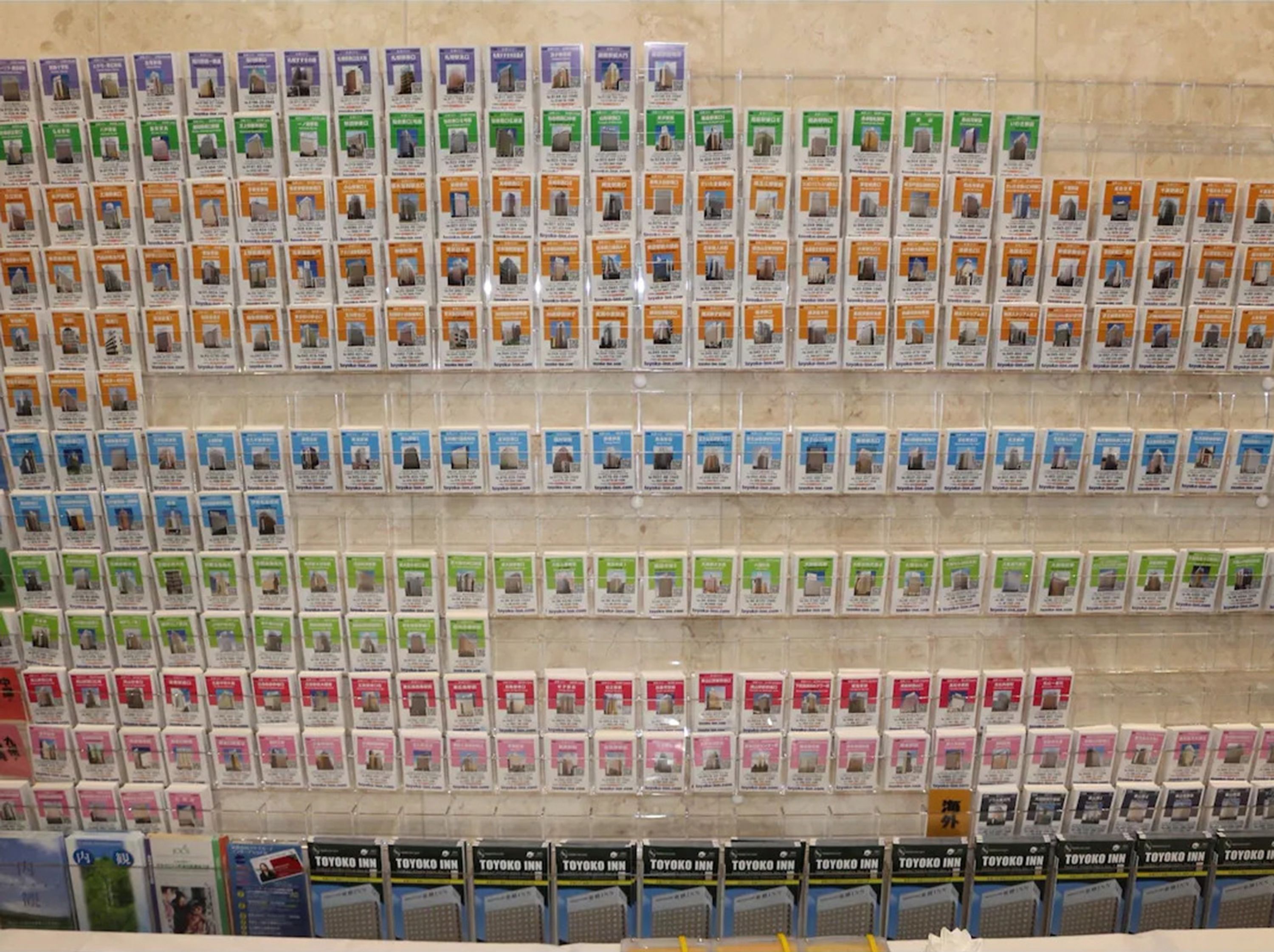 Una pared de folletos de viajes con diversas opciones de hotel.
