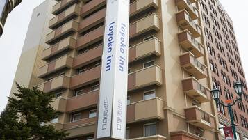 Un hotel de varios pisos con un letrero que indica que es el 'Tokyo Inn'.