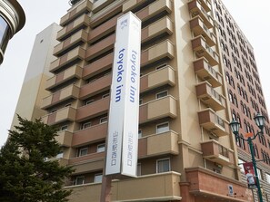 A multi-story hotel with a sign indicating it is the "Tokyo Inn." - Toyoko Inn Yamagata Station West (Yamagata)